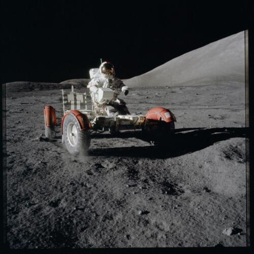 Eugene Cernan siedzący w łaziku, Dolina Taurus-Littrow, Apollo 17, 11-14.12.1972, fot. Jack Schmitt