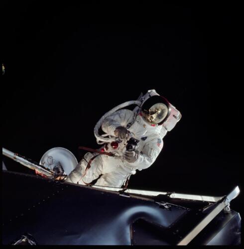 "Rusty" Schweickart podczas spaceru kosmicznego, Apollo 9, 3-13.03.1969, fot. Dave Scott