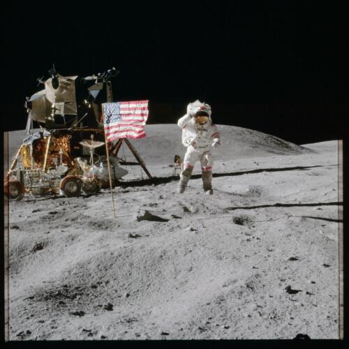 John Young skacze na powierzchni Księżyca Wyżyny Kartezjusza, Apollo 16, 21-24.04.1972, fot. Charles Duke