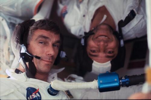 Eugene Cernan i Ron Evans (do góry nogami) podczas misji Apollo 17, Apollo 17, 7-19.12.1972, fot. Jack Schmitt